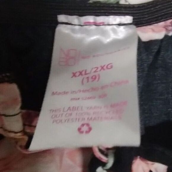 Romantic Floral Off-Shoulder Puff Sleeve Smocked Top Black Pink Rose Pattern - Picture 4 of 8